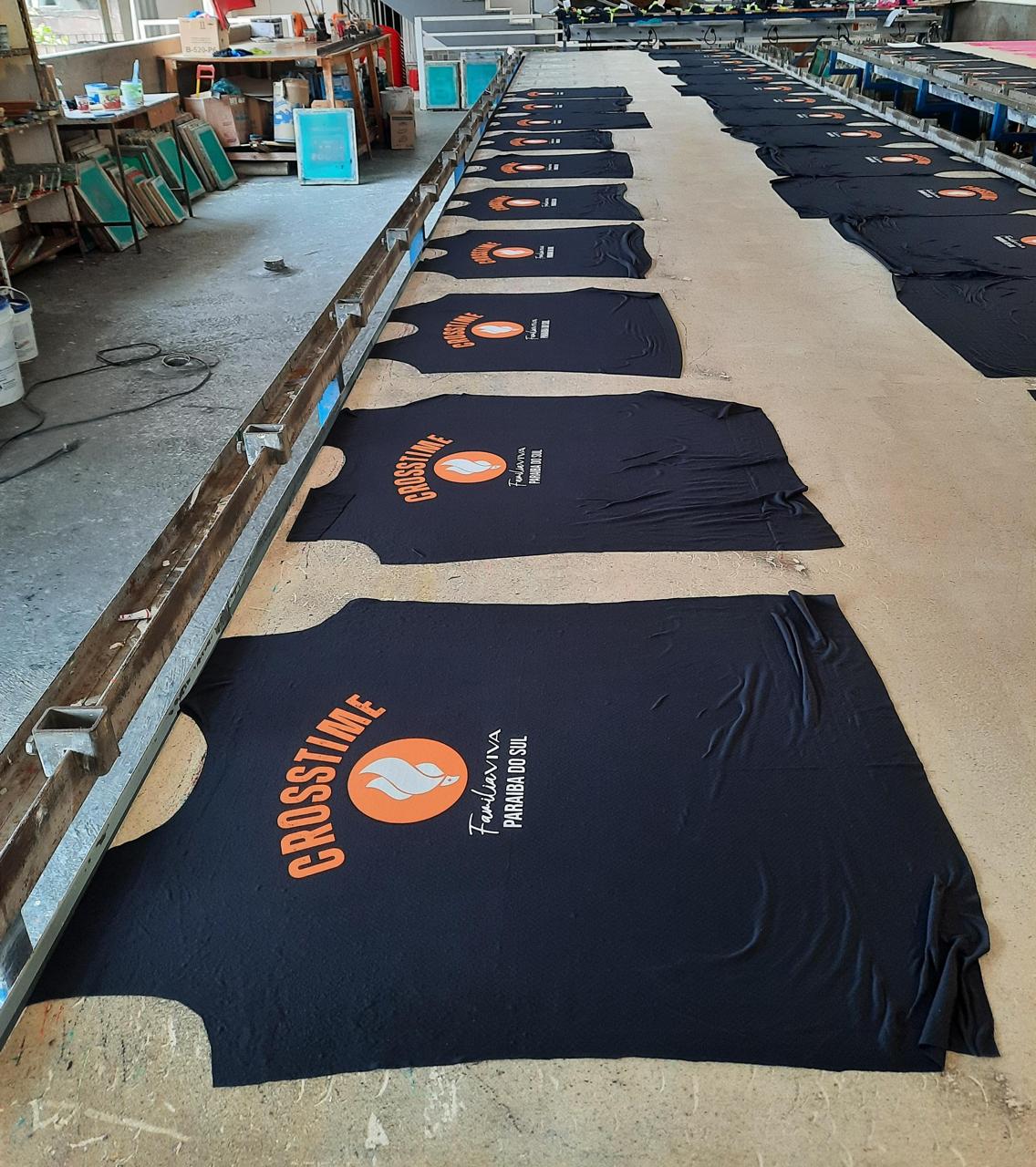 Camisas personalizadas na mesa de estampa da fábrica Punntuo